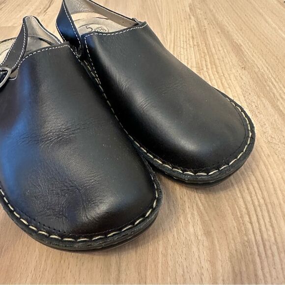 Batz clogs with Adjustable Strap. - Picture 3 of 9